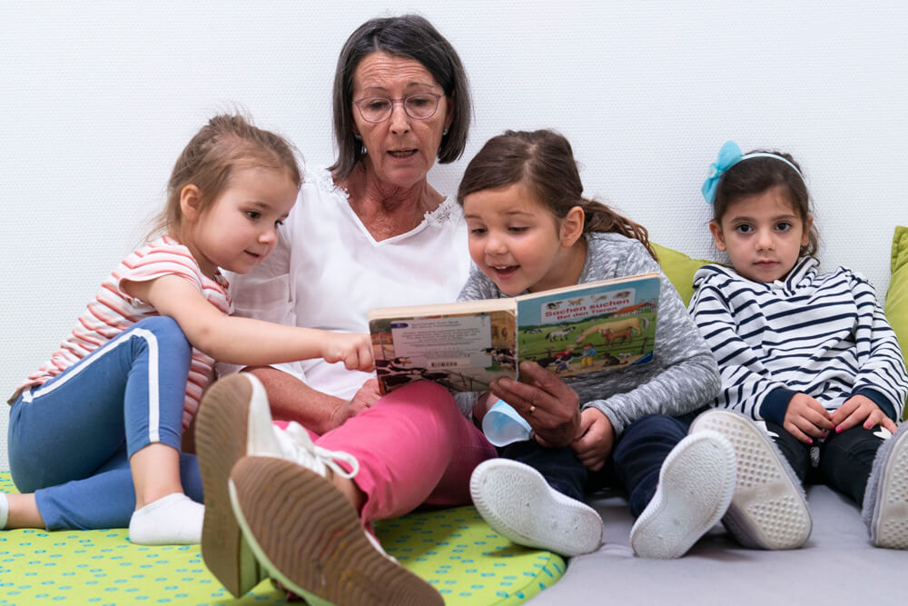 Casa Feliz: Erzieherin liest Kindern vor