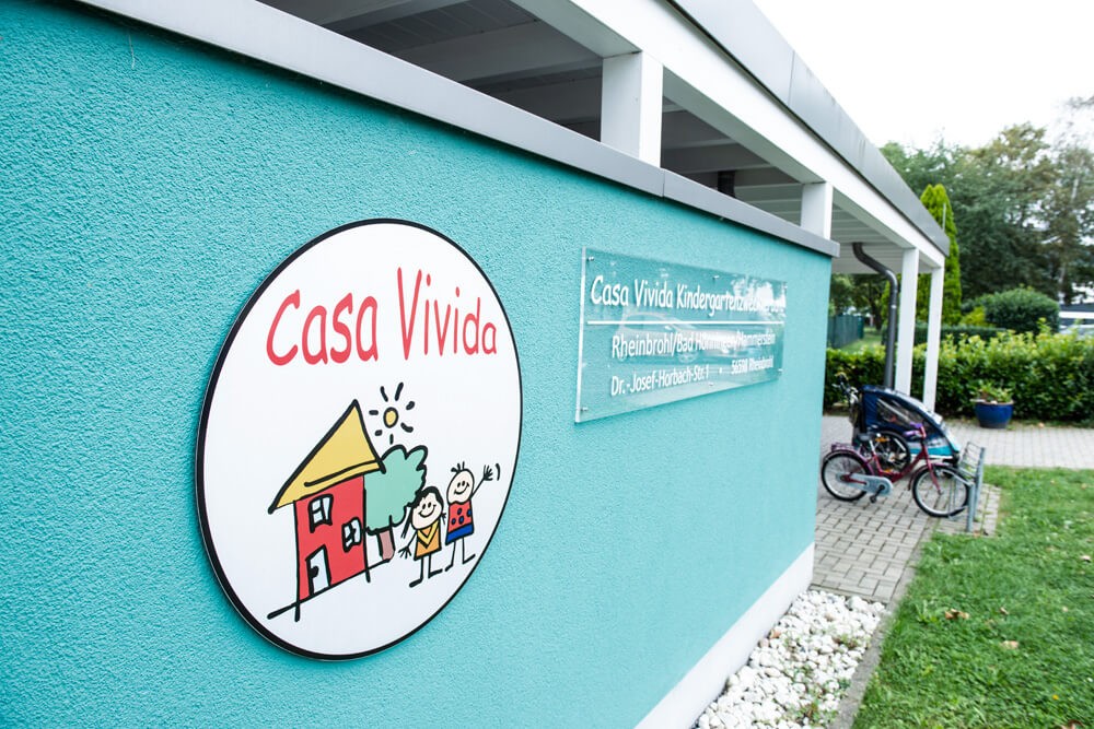 Logo der Casa Vivida vor dem Eingang