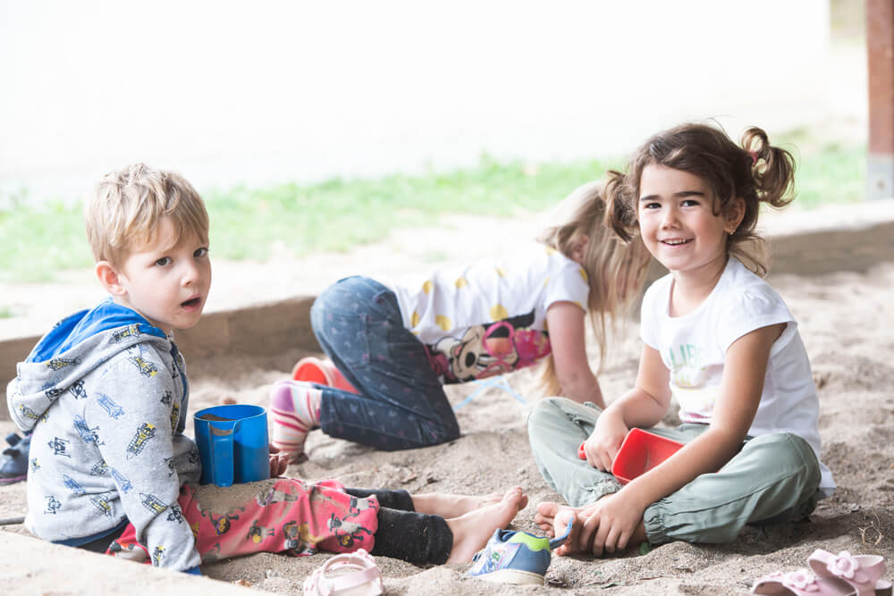 Casa Vivida: Kinder spielen im Sandkasten