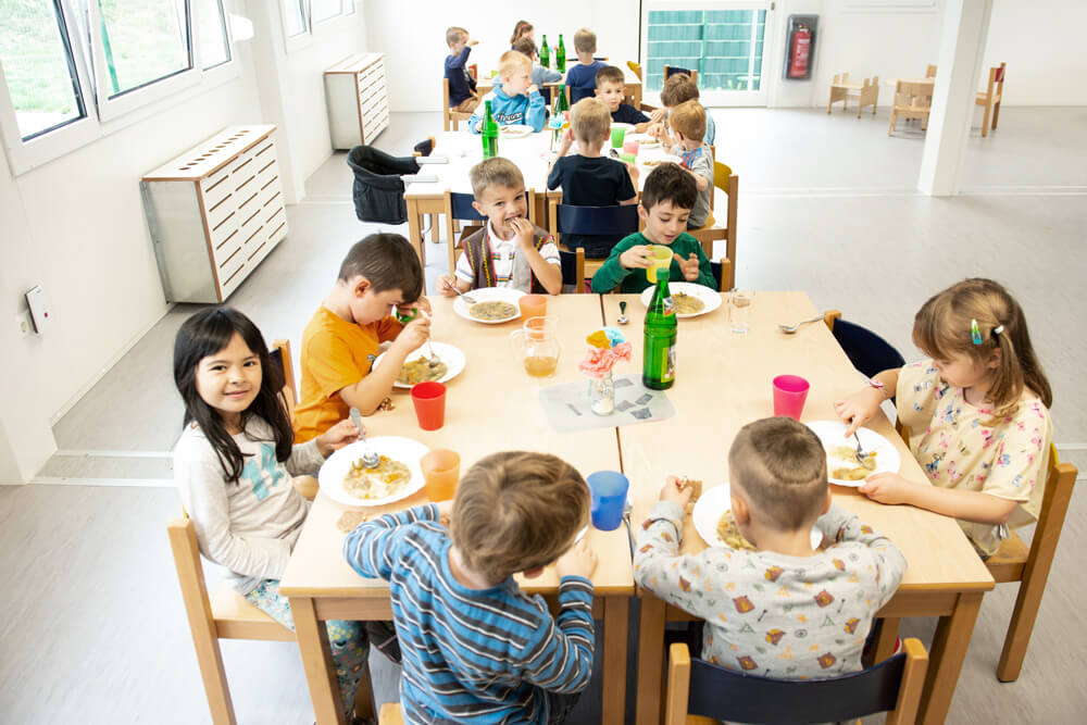 St. Suitbert: Kinder essen in der Mensa